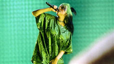 Billie Eilish Takes Off Her Clothes, Bares Bra During。